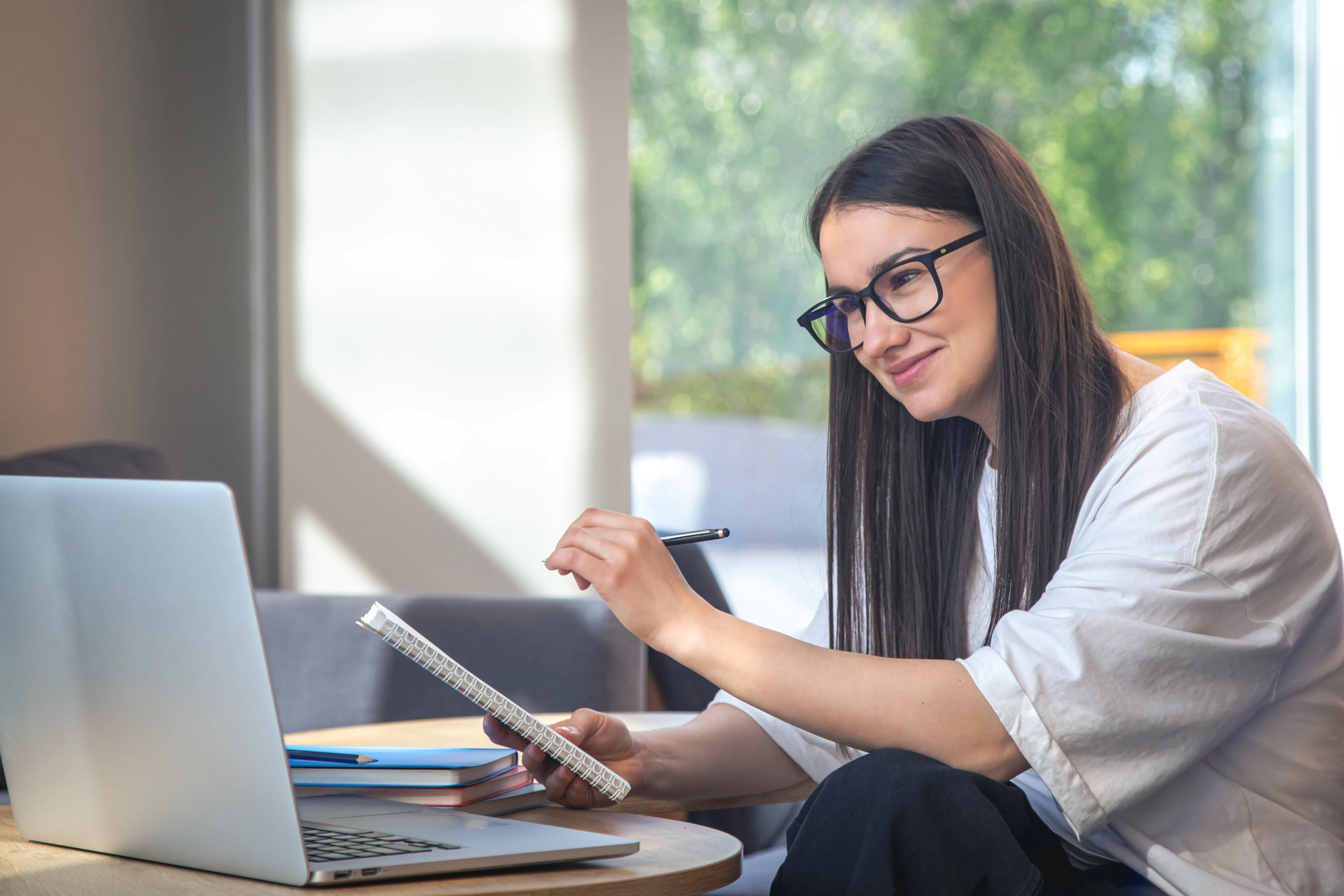 Persona consultando certificados en línea